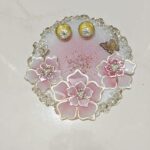 Handcrafted resin pooja platter with decorative design Artistic resin thali for religious rituals and festivals Round resin pooja plate with embedded flowers and gold accents 📝 Product Description