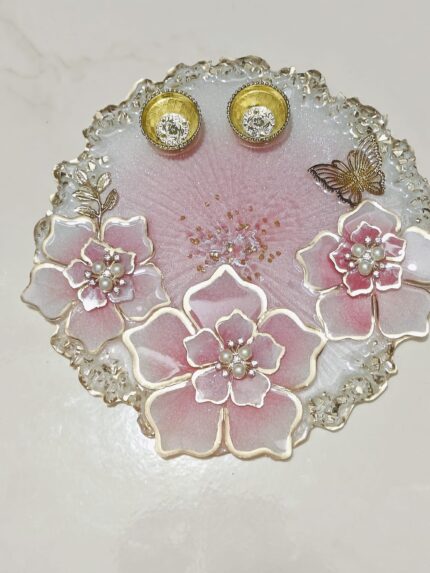 Handcrafted resin pooja platter with decorative design Artistic resin thali for religious rituals and festivals Round resin pooja plate with embedded flowers and gold accents 📝 Product Description