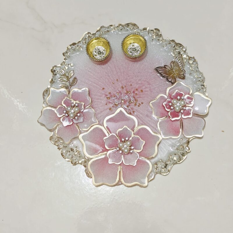 Handcrafted resin pooja platter with decorative design Artistic resin thali for religious rituals and festivals Round resin pooja plate with embedded flowers and gold accents 📝 Product Description