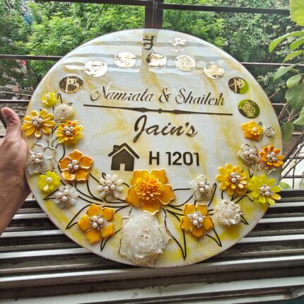 Add a pop of sunshine to your space! ☀️🌸 This custom yellow floral resin nameplate is perfect for your door, desk, or as a gift. Handmade with love 💛✨