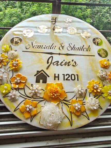 Add a pop of sunshine to your space! ☀️🌸 This custom yellow floral resin nameplate is perfect for your door, desk, or as a gift. Handmade with love 💛✨